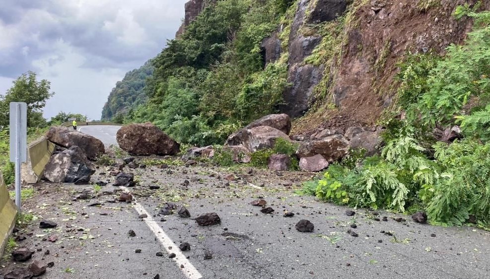 artvinde heyelan karadeniz sahil yolu ulasima kapandi q82pehEa