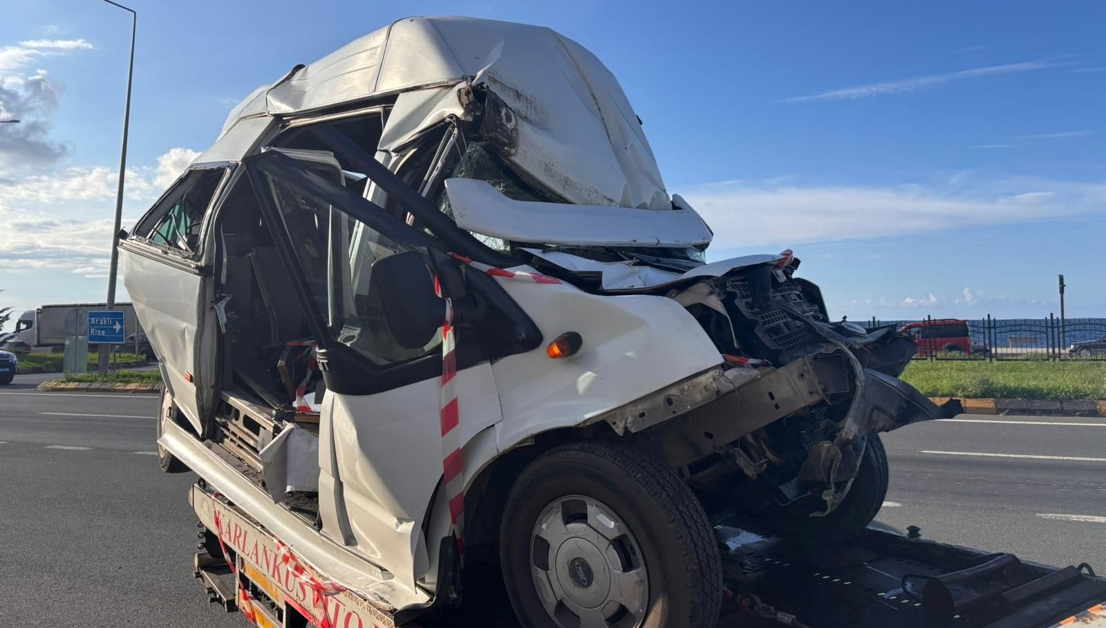 trafik isiklarinda bekleyen minibuse tir carpti 15 yarali D8Slp8XP